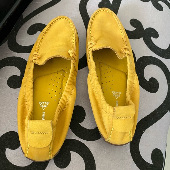 NWOT Hush puppies size 7 mustard driving shoes/loafer - Picture 1 of 10